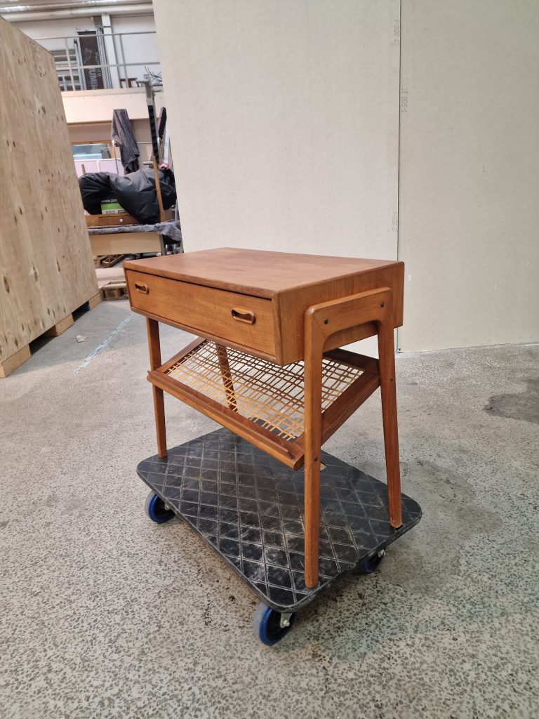 Sidebord med flethylde og skuffe, teak