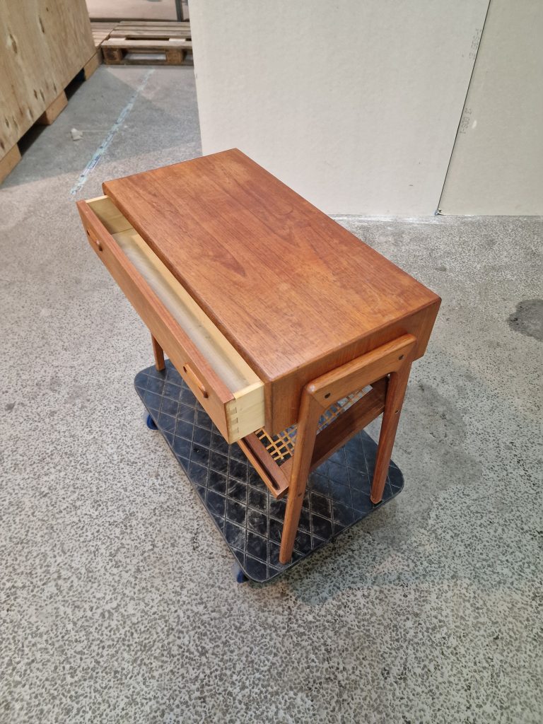 Sidebord med flethylde og skuffe, teak