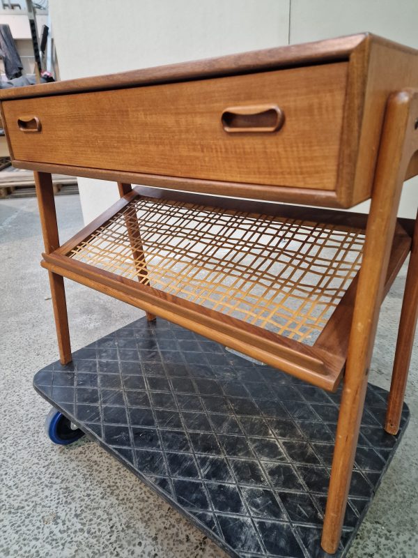 Sidebord med flethylde og skuffe, teak