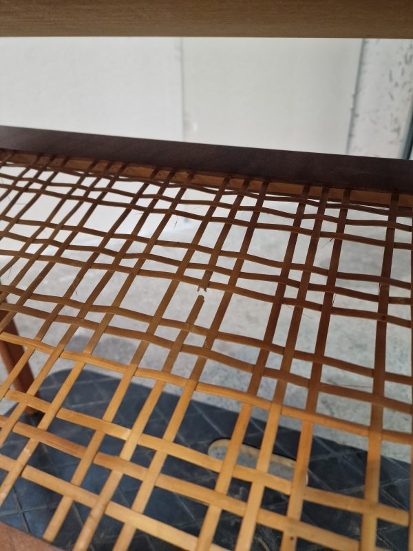 Sidebord med flethylde og skuffe, teak