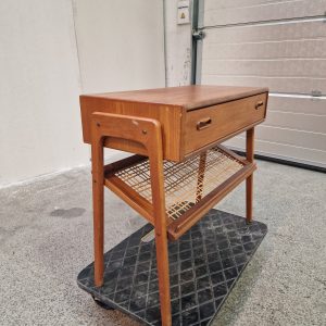 Sidebord med flethylde og skuffe, teak