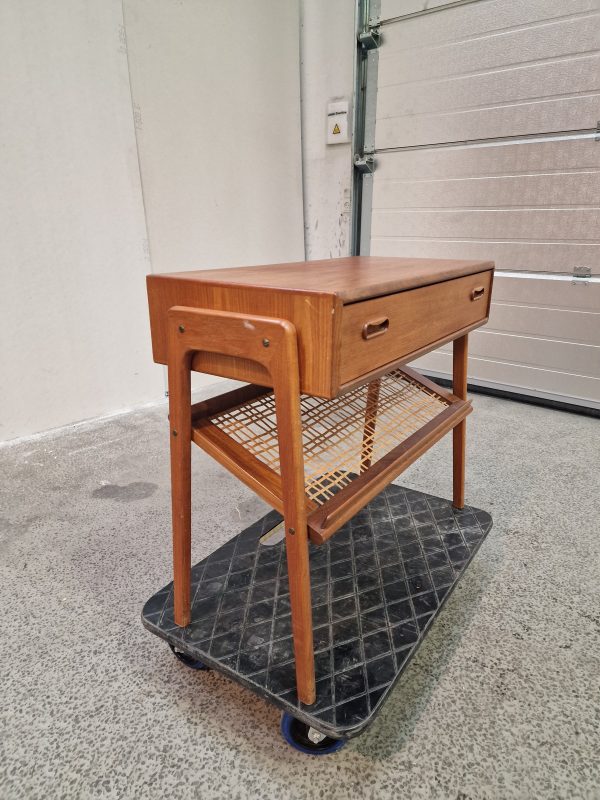 Sidebord med flethylde og skuffe, teak