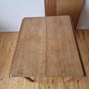 Smalt spisebord i massiv egetræ med endebuer og to tillægsplader