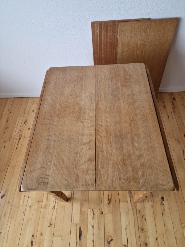 Smalt spisebord i massiv egetræ med endebuer og to tillægsplader