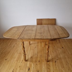 Smalt spisebord i massiv egetræ med endebuer og to tillægsplader