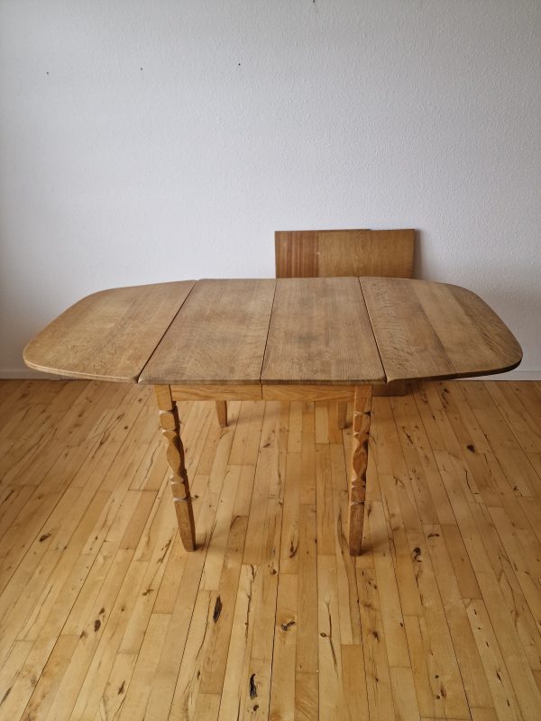 Smalt spisebord i massiv egetræ med endebuer og to tillægsplader