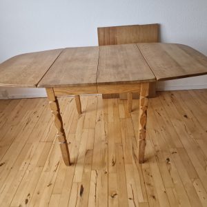 Smalt spisebord i massiv egetræ med endebuer og to tillægsplader