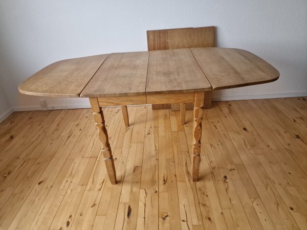 Smalt spisebord i massiv egetræ med endebuer og to tillægsplader