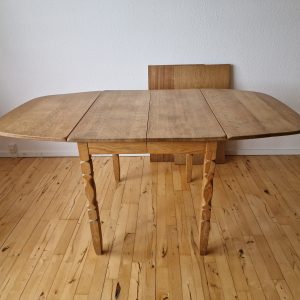 Smalt spisebord i massiv egetræ med endebuer og to tillægsplader