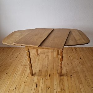 Smalt spisebord i massiv egetræ med endebuer og to tillægsplader