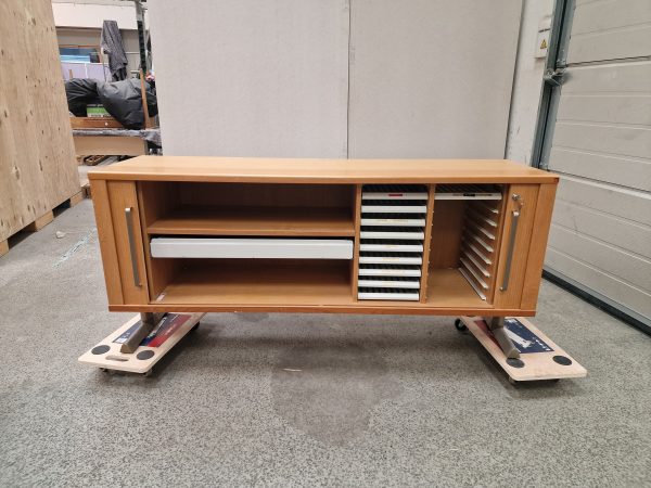 Kontorskænk i egetræ, B8