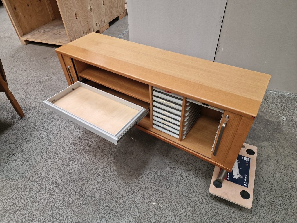 Kontorskænk i egetræ, B8