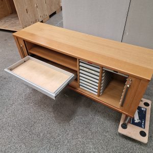 Kontorskænk i egetræ, B8