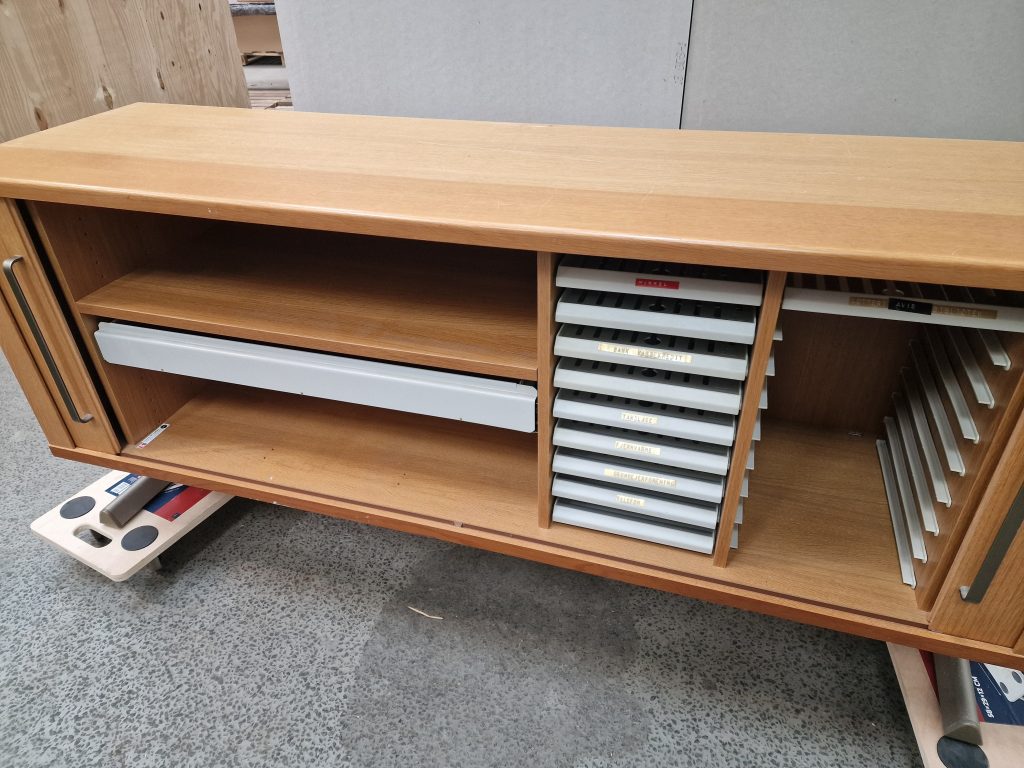 Kontorskænk i egetræ, B8