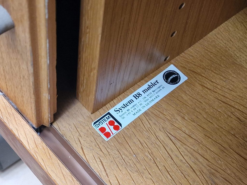 Kontorskænk i egetræ, B8