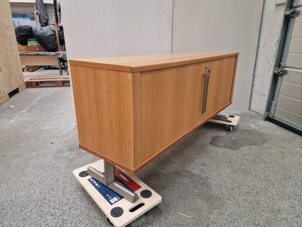 Kontorskænk i egetræ, B8