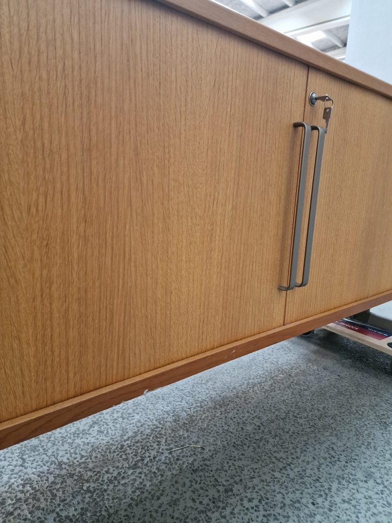 Kontorskænk i egetræ, B8