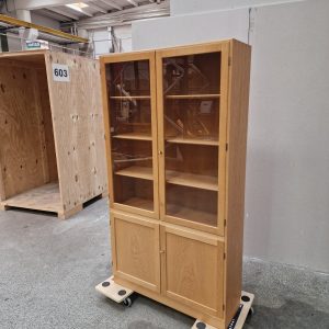 Vitrineskab i egetræ