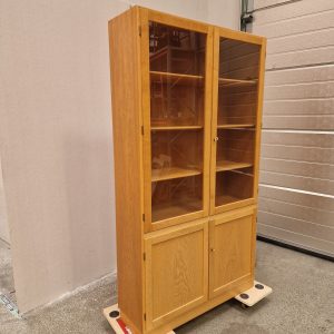 Vitrineskab i egetræ