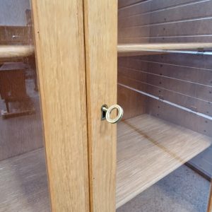 Vitrineskab i egetræ