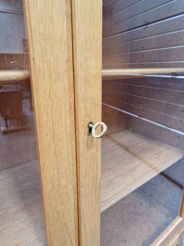 Vitrineskab i egetræ