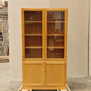 Vitrineskab i egetræ