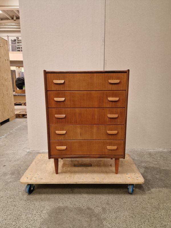 Kommode I teaktræ med fem skuffer