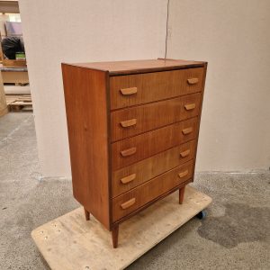 Kommode I teaktræ med fem skuffer