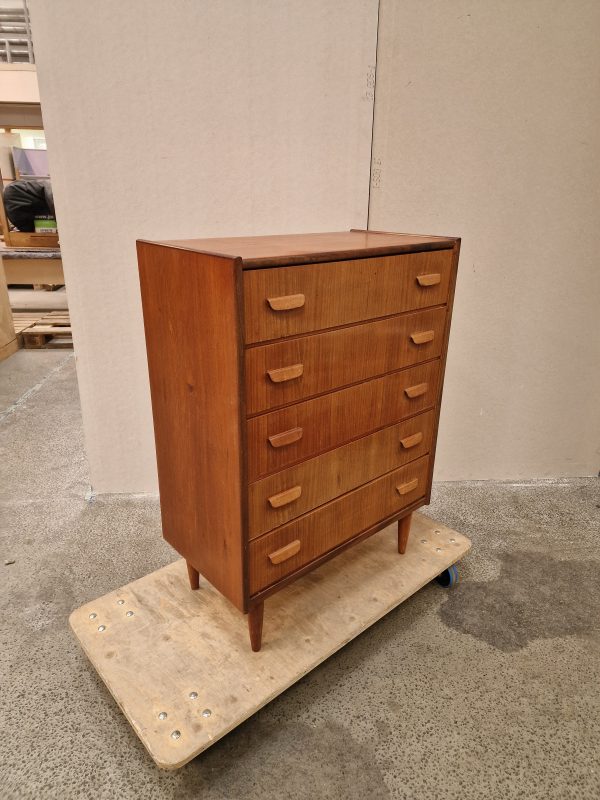 Kommode I teaktræ med fem skuffer