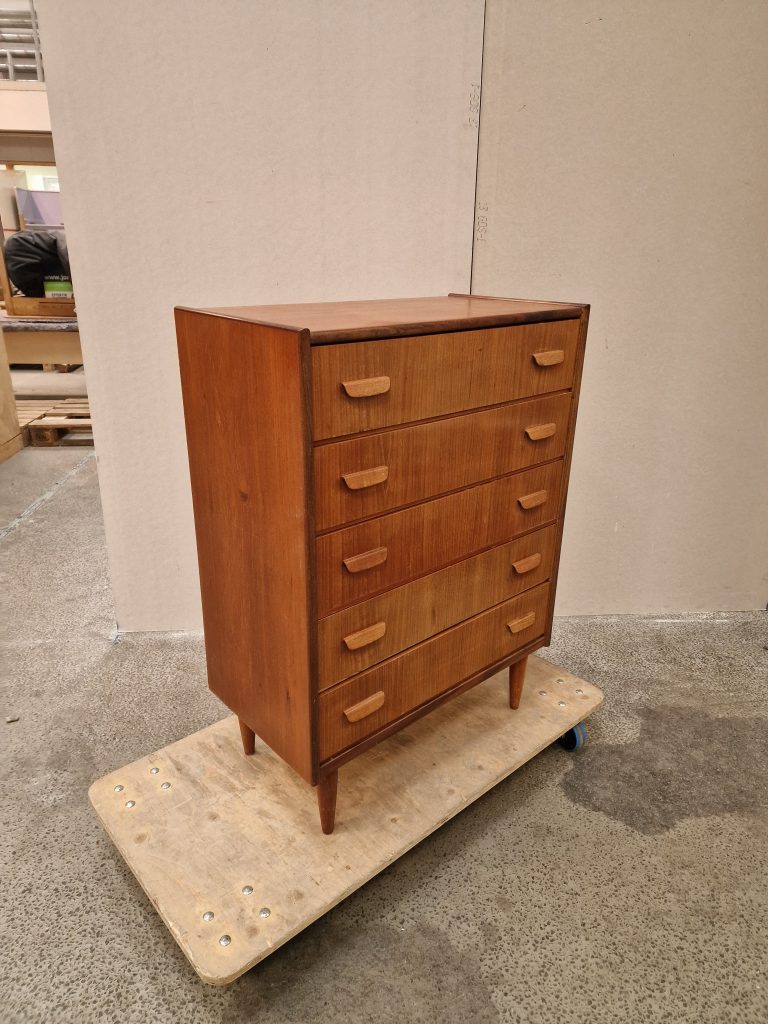 Kommode I teaktræ med fem skuffer