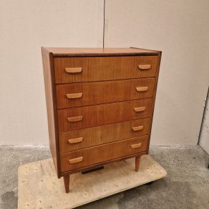 Kommode I teaktræ med fem skuffer