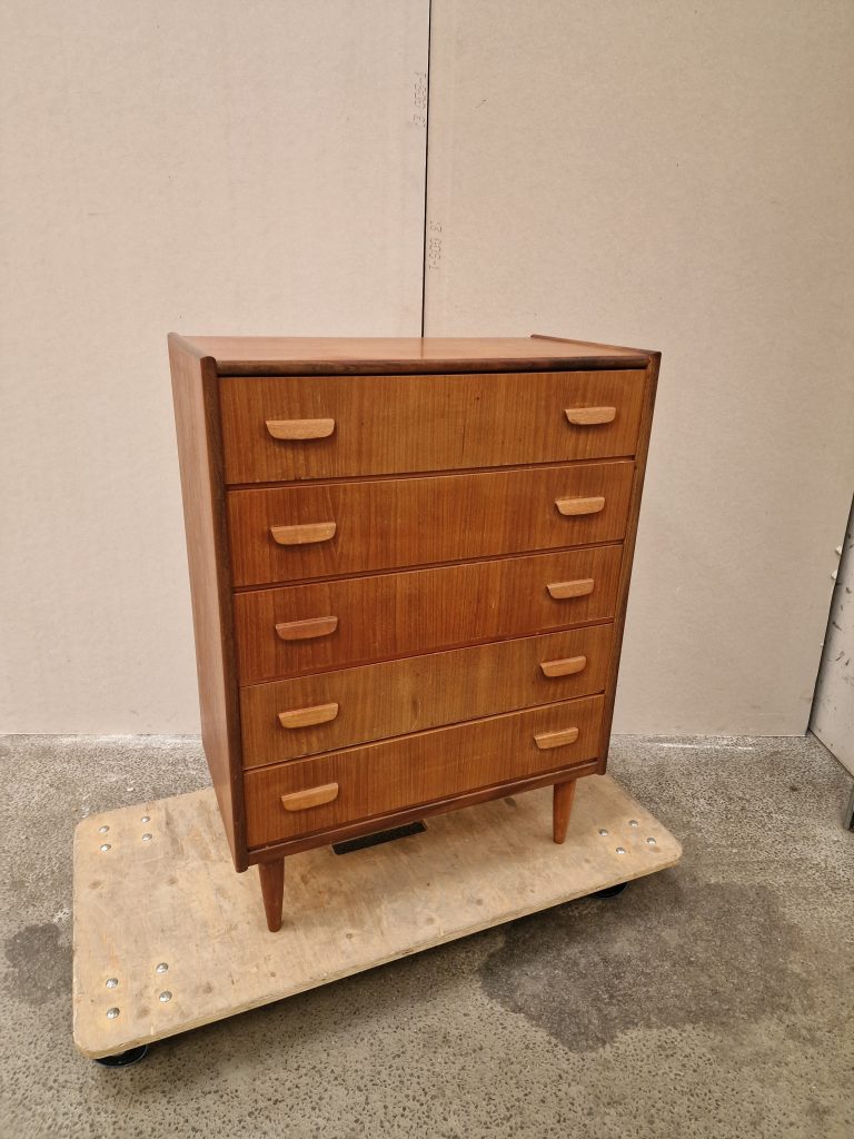 Kommode I teaktræ med fem skuffer