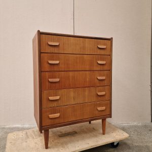 Kommode I teaktræ med fem skuffer