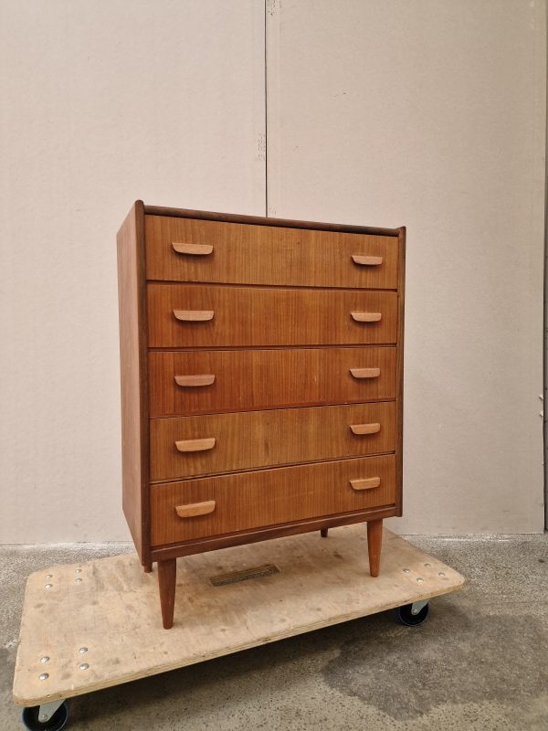 Kommode I teaktræ med fem skuffer