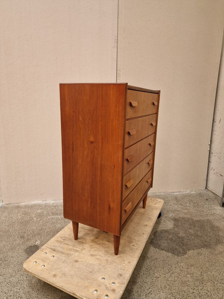 Kommode I teaktræ med fem skuffer