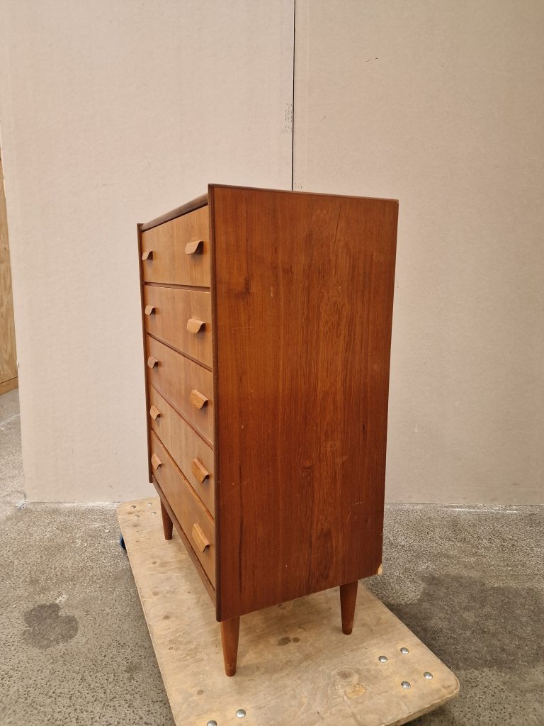 Kommode I teaktræ med fem skuffer