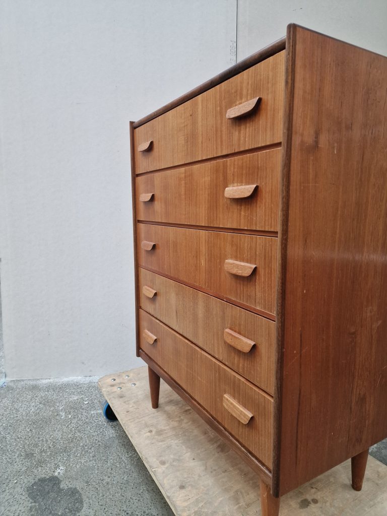 Kommode I teaktræ med fem skuffer