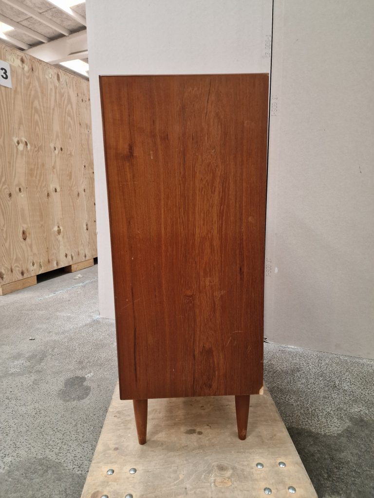 Kommode I teaktræ med fem skuffer