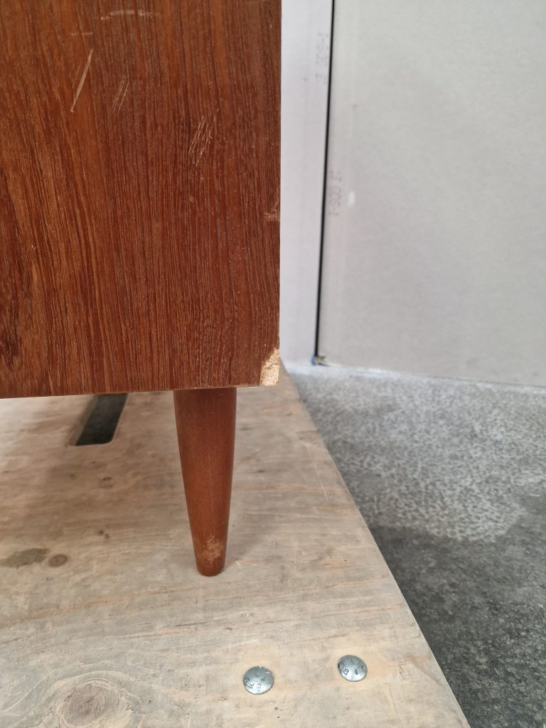 Kommode I teaktræ med fem skuffer