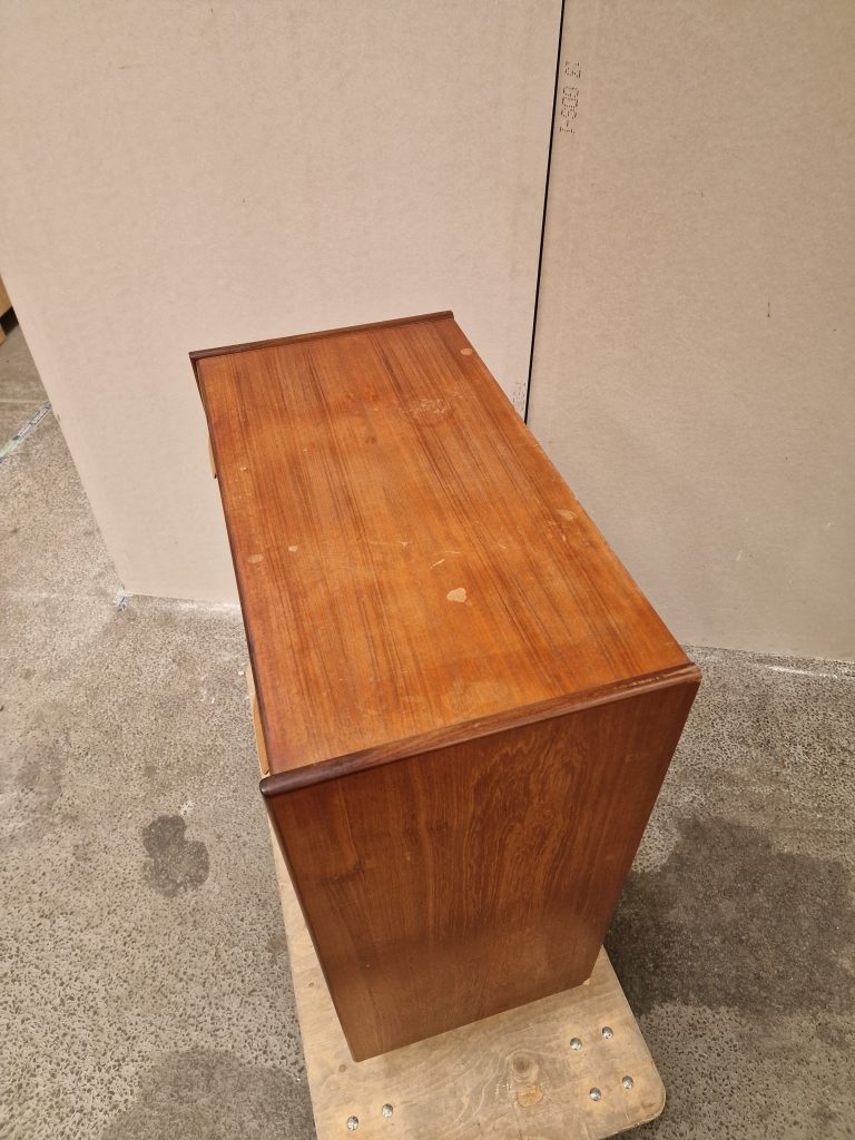 Kommode I teaktræ med fem skuffer