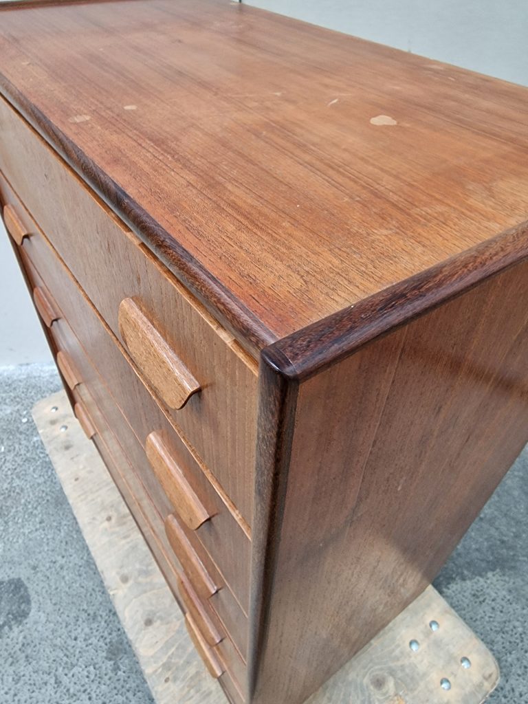 Kommode I teaktræ med fem skuffer