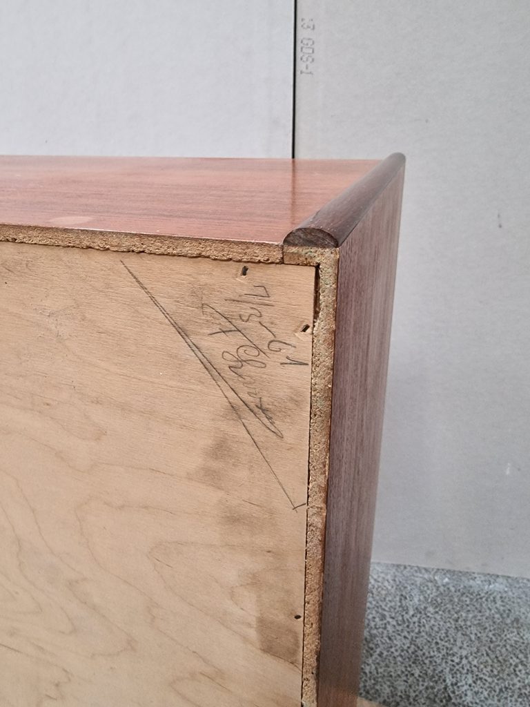 Kommode I teaktræ med fem skuffer