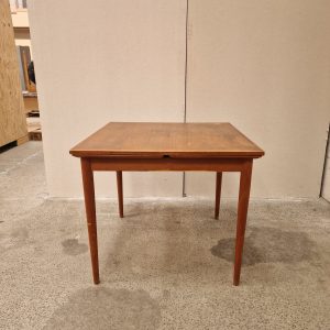 Kvadratisk spisebord i teak med hollandsk udtræk
