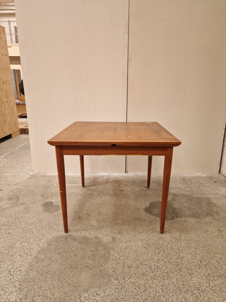 Kvadratisk spisebord i teak med hollandsk udtræk