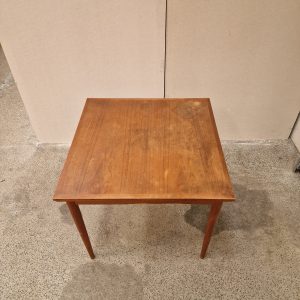 Kvadratisk spisebord i teak med hollandsk udtræk
