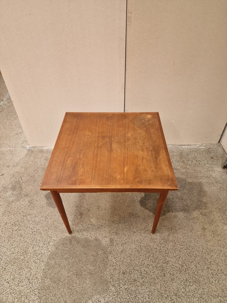 Kvadratisk spisebord i teak med hollandsk udtræk