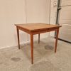 Kvadratisk spisebord i teak med hollandsk udtræk