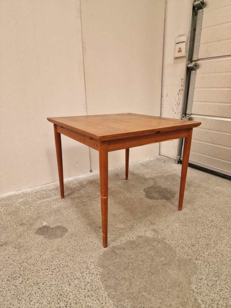 Kvadratisk spisebord i teak med hollandsk udtræk