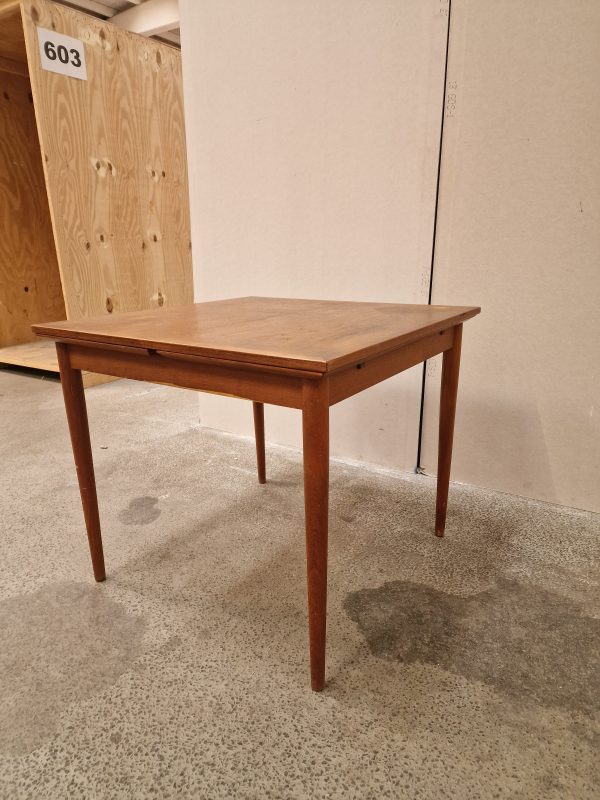 Kvadratisk spisebord i teak med hollandsk udtræk