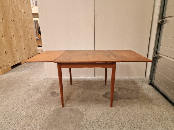 Kvadratisk spisebord i teak med hollandsk udtræk